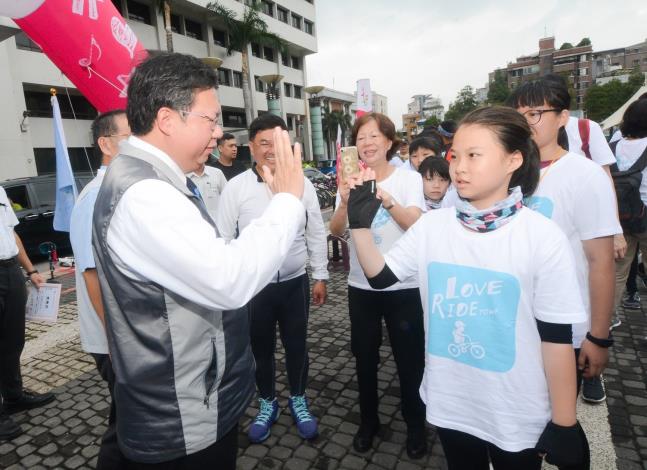 鄭市長與參加者擊掌1