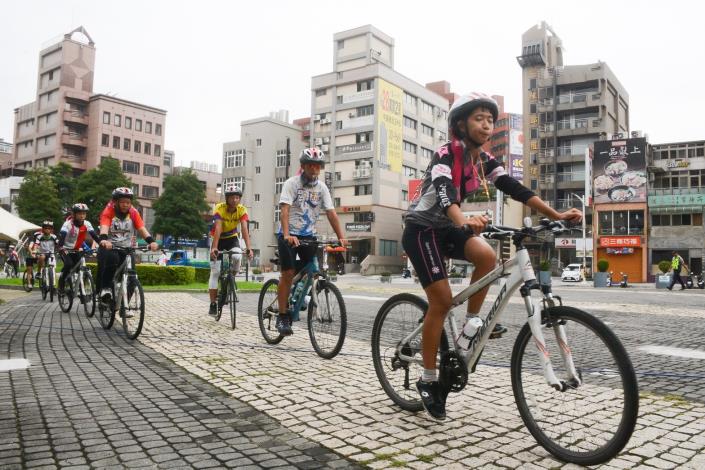 參與者騎單車進場