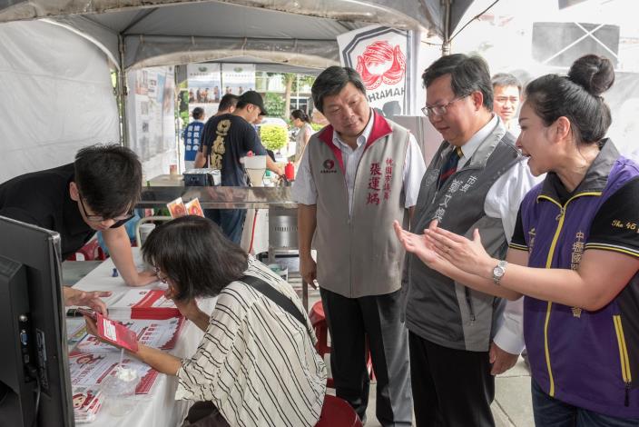 鄭市長看展2