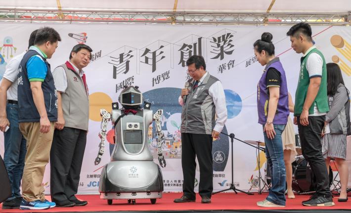 貴賓與機器人互動
