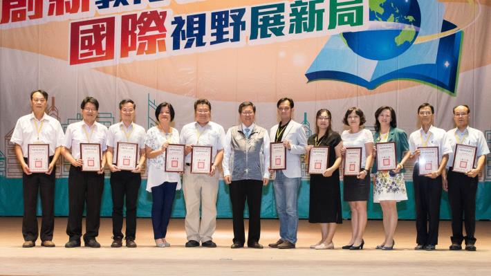 市長與承辦校長會議的學校同仁合影