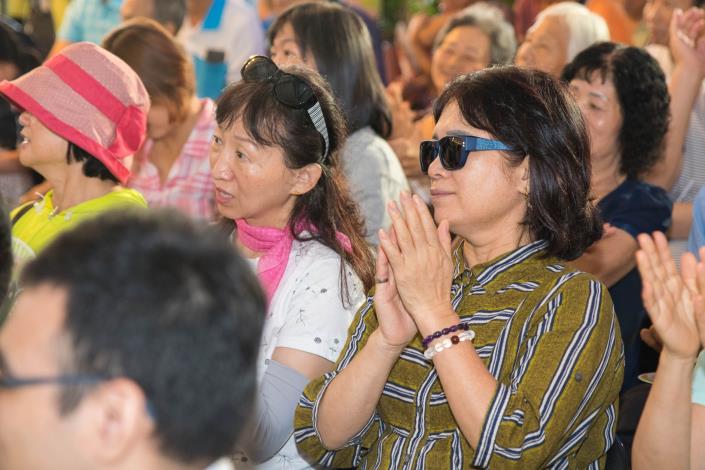 市民朋友專注聆聽各項說明