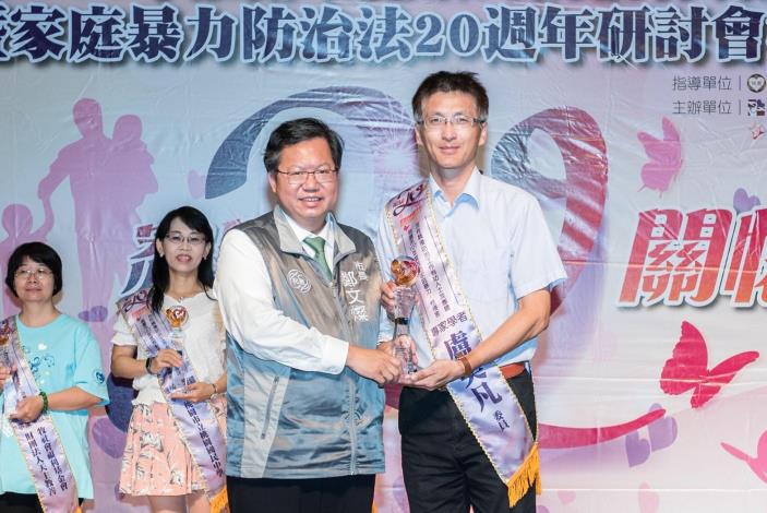 鄭市長頒獎2