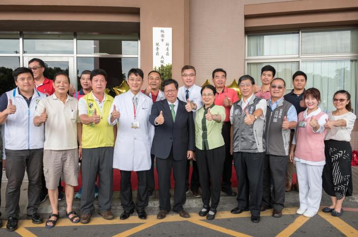 市長為新屋分院長照管理中心揭牌後，全體人員合影