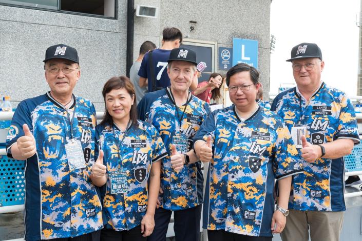市長和蘭貿易暨投資辦事處代表紀維德（Guy Wittich）及夫人曾淑芬、副代表范安治（André Verkade）和日台交流協會代表沼田幹夫合影