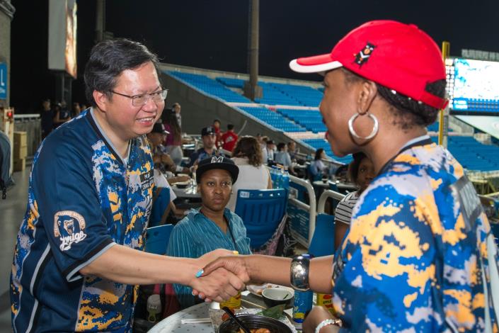 市長和南非聯絡辦事處代表麥哲培（Robert Matsebe）握手寒暄