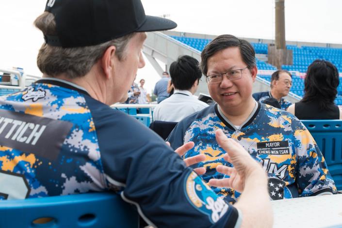市長和荷蘭貿易暨投資辦事處代表紀維德（Guy Wittich）相談甚歡
