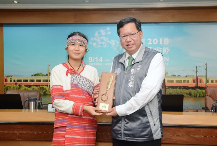 鄭市長與得獎者合照2