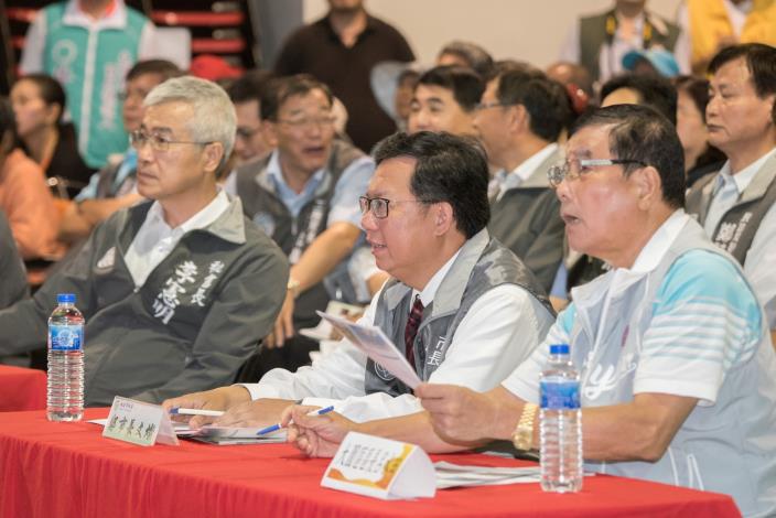 市長與貴賓聆聽簡報