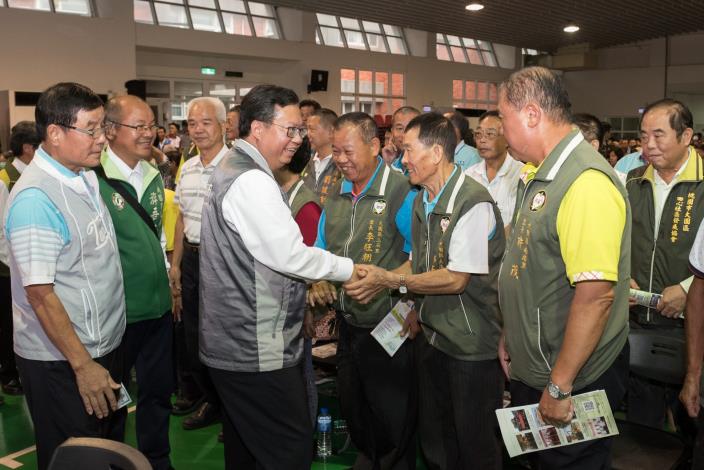市長與各里長握手致意