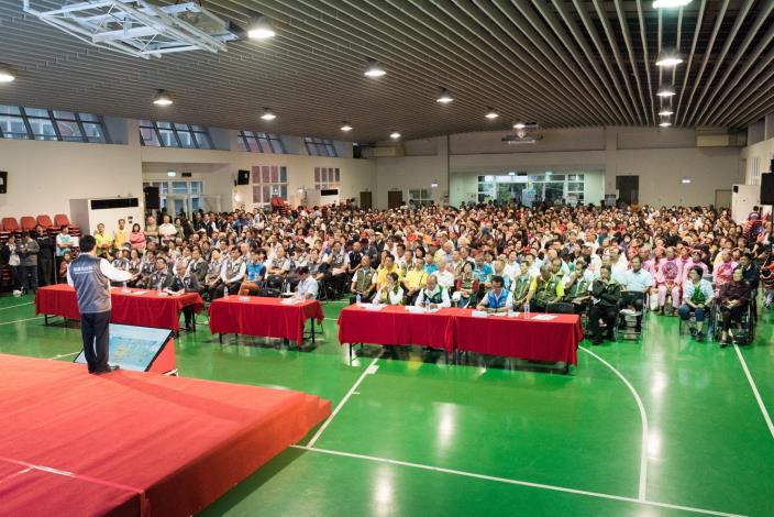 市民朋友專心聆聽市長致詞