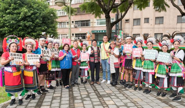 鄭市長與原住民族表演者合照
