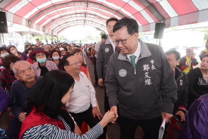 鄭市長與現場民眾互動