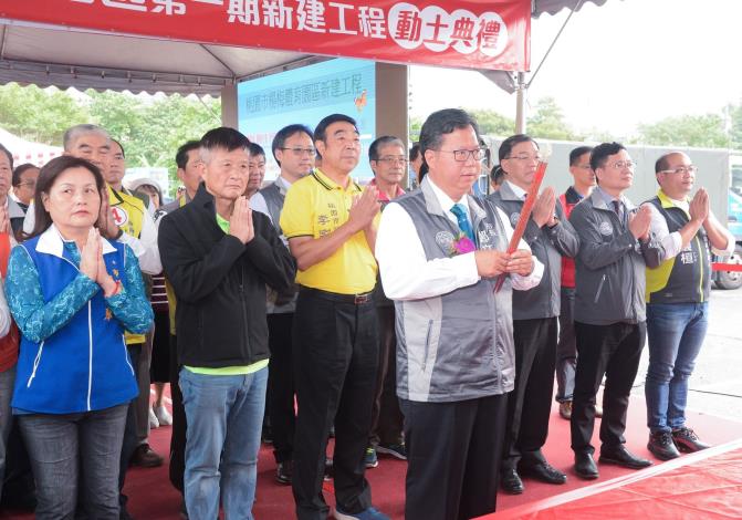 市長與貴賓一同上香祈福