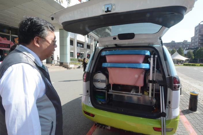 市長參觀到宅沐浴車內裝