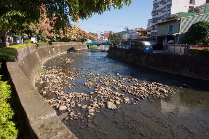 新街溪紫雲橋至龍岡橋間一隅