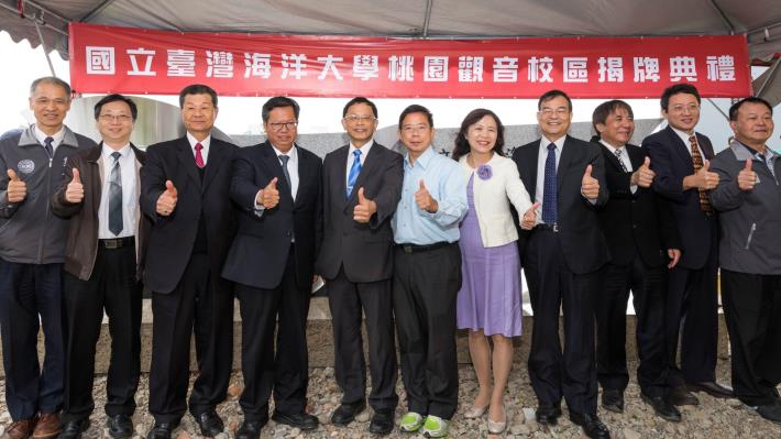 市長和與會來賓比讚合影