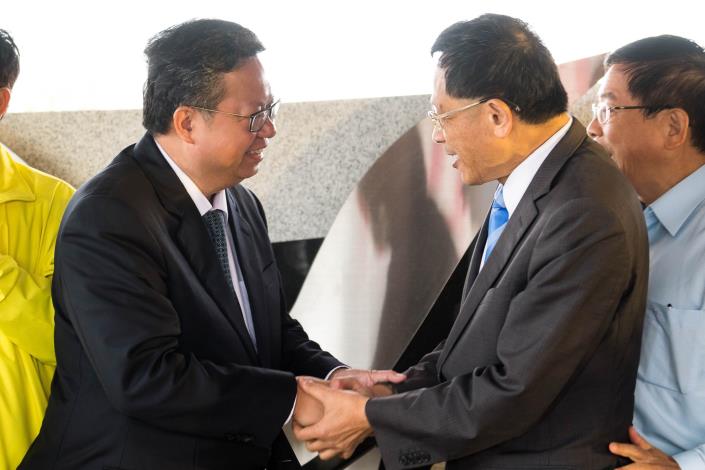 市長和國立台灣海洋大學校長張清風握手寒暄