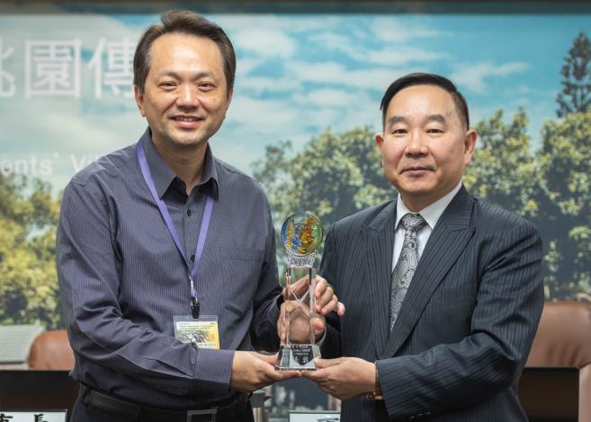 副市長頒發特優獎座給桃園區公所