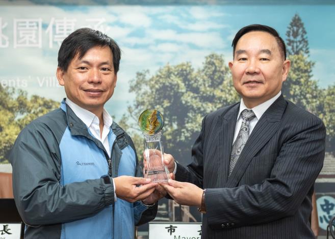 副市長頒發甲等獎座給龍潭區公所