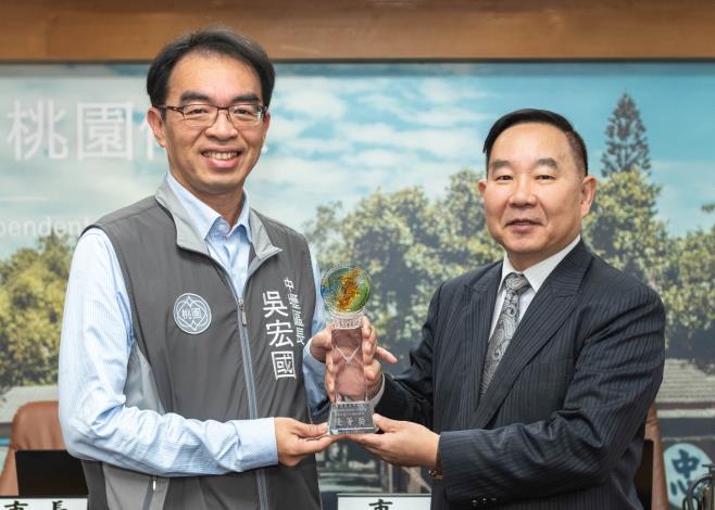 副市長頒發優等獎座給中壢區公所