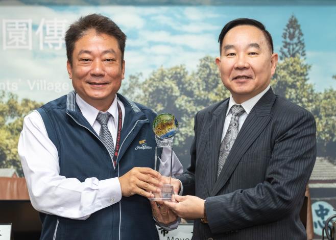 副市長頒發優等獎座給平鎮區公所