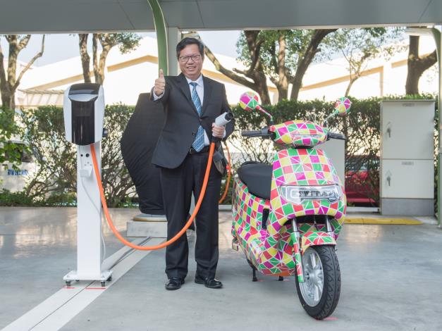 鄭市長為中華汽車電動機車、充電站點燈