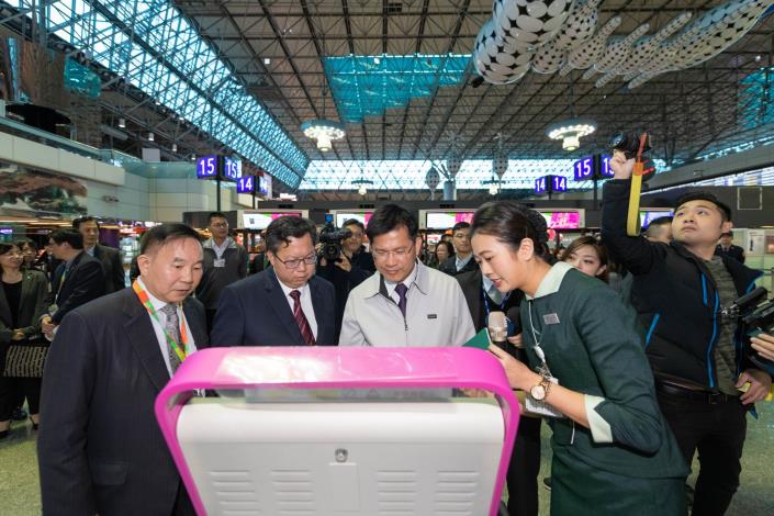國籍航空人員展示自動報到系統