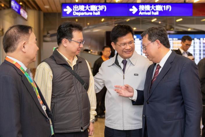 市長與部長討論桃機機場春節疏運措施