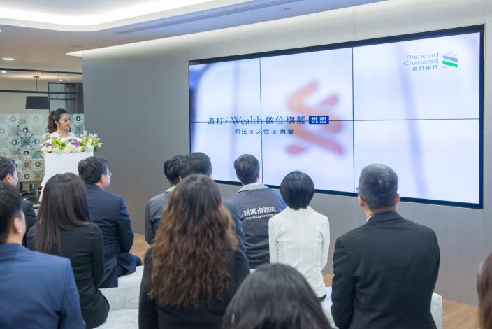 出席人員觀賞渣打銀行金融服務介紹||