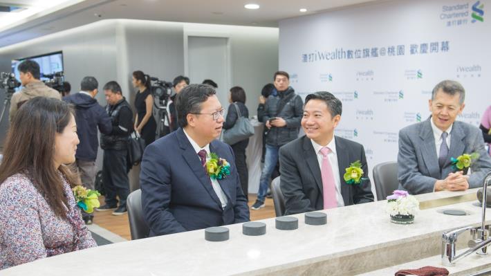 鄭市長與貴賓交流意見