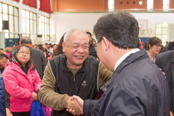 鄭市長與參與仁海宮歲末年終尾牙餐會人員握手致意