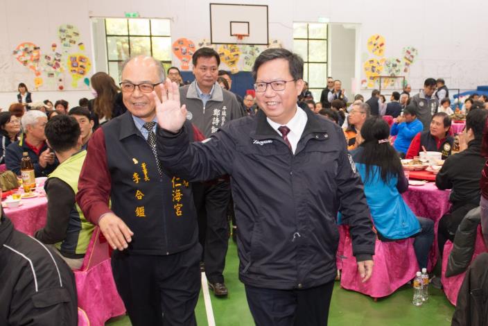 鄭市長向現場出席人員揮手致意