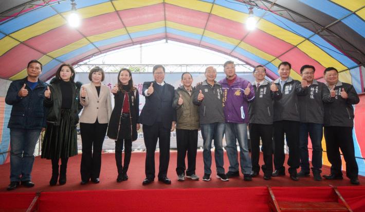市長和與會來賓在舞台上合影