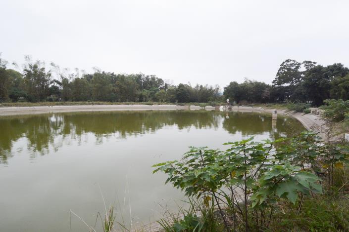 「鑊篤陂塘生態公園」是因埤塘本身外觀就像又深又圓的大鍋，而客語稱埤塘為「WO dǔ」，即有鍋底之意，因而命名