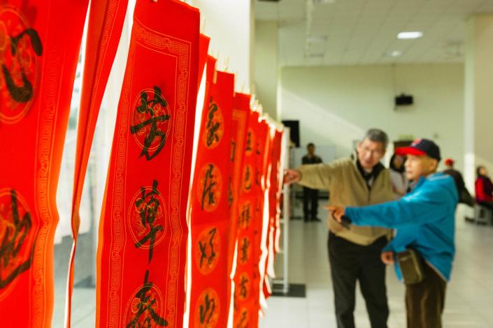 市長與來賓迎新春揮毫成果