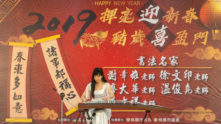 市民朋友進行國樂表演