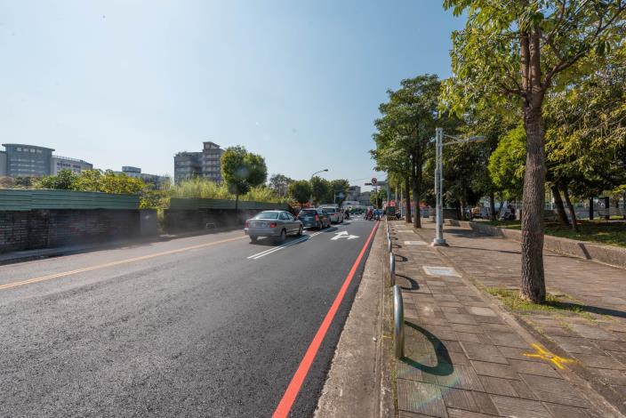 義民公園周邊道路拓寬後的平整寬敞，提供市民更好的道路品質