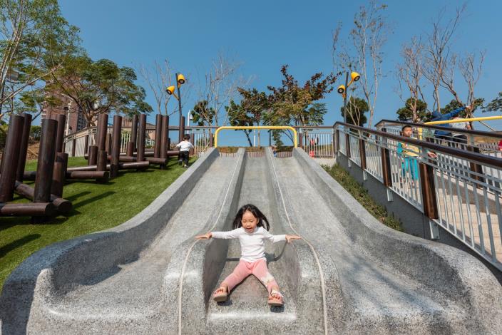 風禾公園新設滑梯遊樂場，共設置7座溜滑梯，其中6座為傳統磨石子溜滑梯