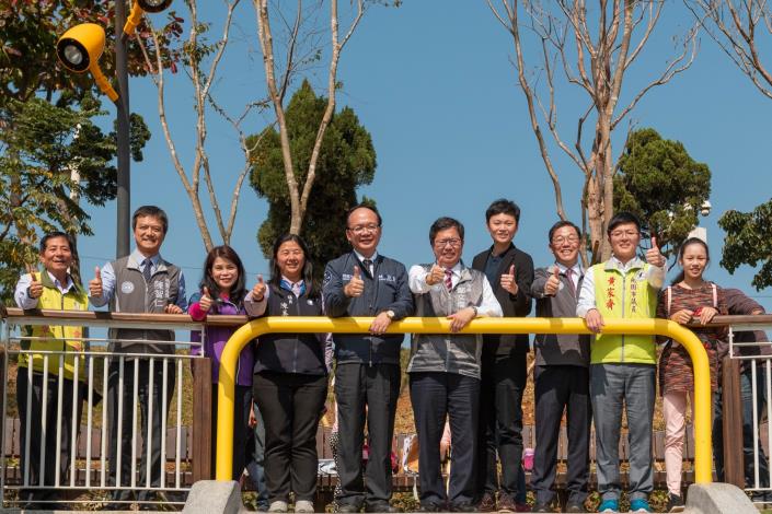 市長與來賓比讚合影|