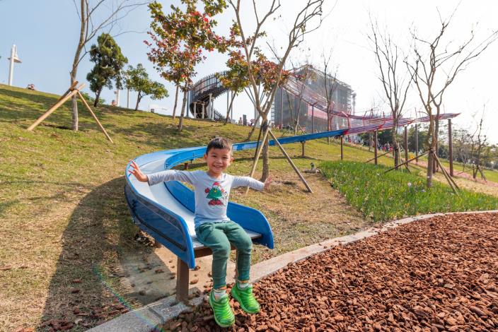 風禾公園引進日本滾輪溜滑梯，坡道長達50公尺，令孩童玩得開心、刺激，又兼顧安全