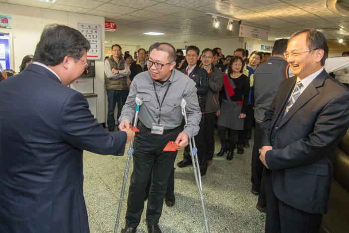 市長向市府同仁發放新春福袋