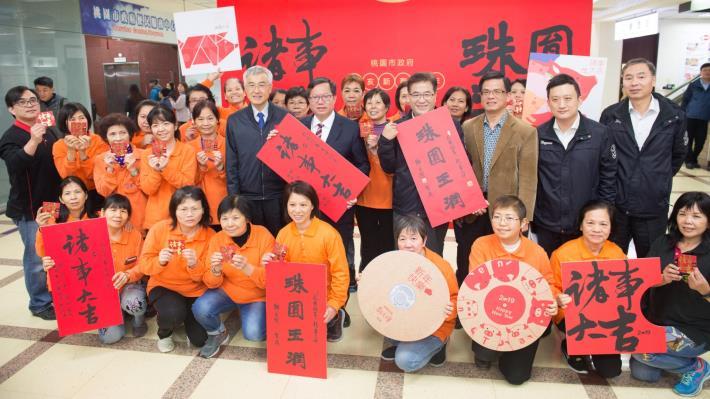 市長與負責大樓清潔工作的協力廠商人員合影