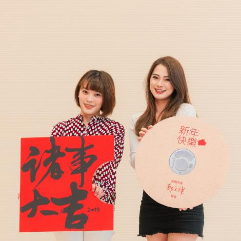 市府同仁展示豬年新春福袋造型