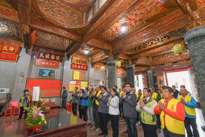 市長和與會來賓至福忠宮參香祈福