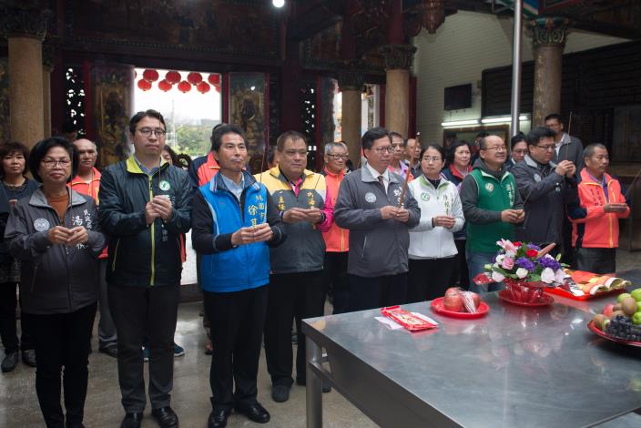 市長和與會來賓至貴文宮參香祈福
