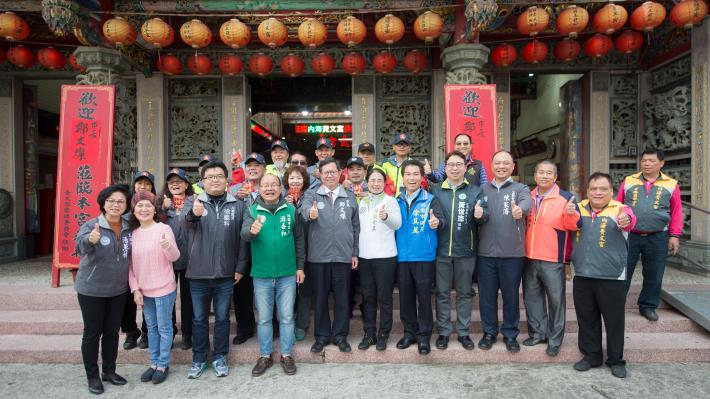 市長和與會來賓於貴文宮前合影