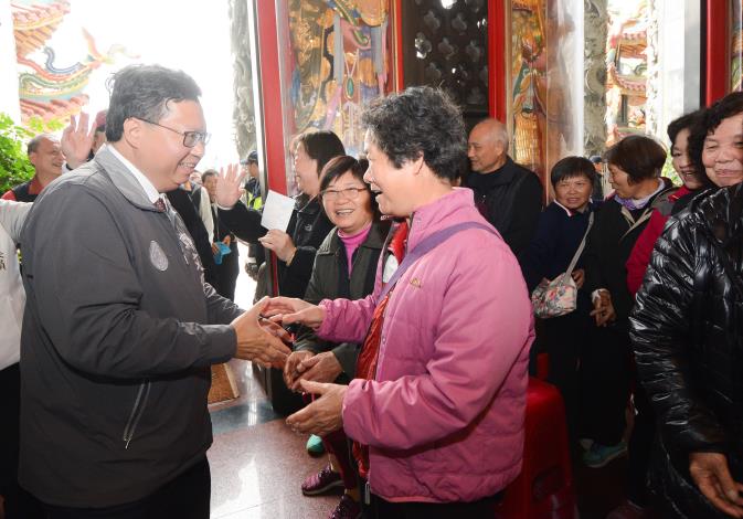 市長和前來埔心福隆宮參香的市民朋友握手寒暄