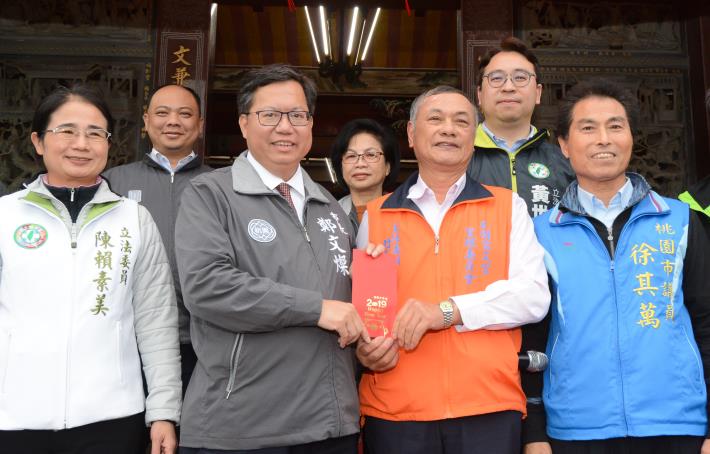 市長致贈富文宮香油錢並和與會來賓合影