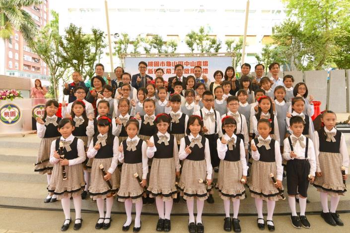 市長和與會來賓、表演小朋友合影